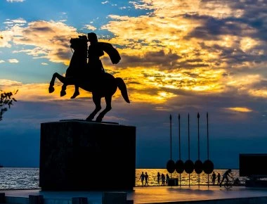 Θεσσαλονίκη: Έγραψαν «Σφαγεύς» στο άγαλμα του Μεγάλου Αλεξάνδρου